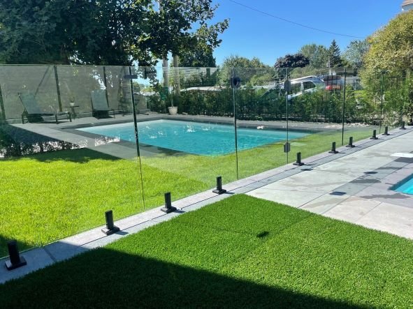 6 tips from the pros to install a frameless glass railing with spigots - Gauthier De LaPlante