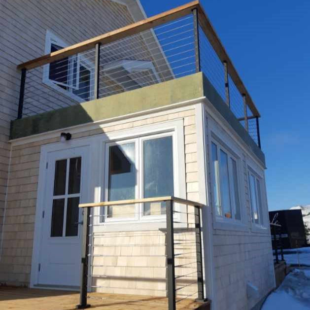 Projet de garde-corps en bois avec câbles d'acier à Îles-de-la-Madeleine, Quebec